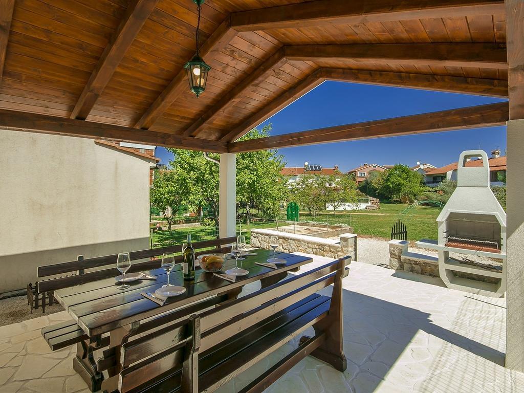 Charming Beachfront Holiday Home In 波雷奇 客房 照片