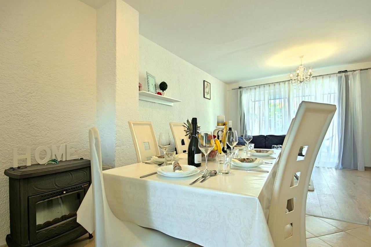 Charming Beachfront Holiday Home In 波雷奇 外观 照片