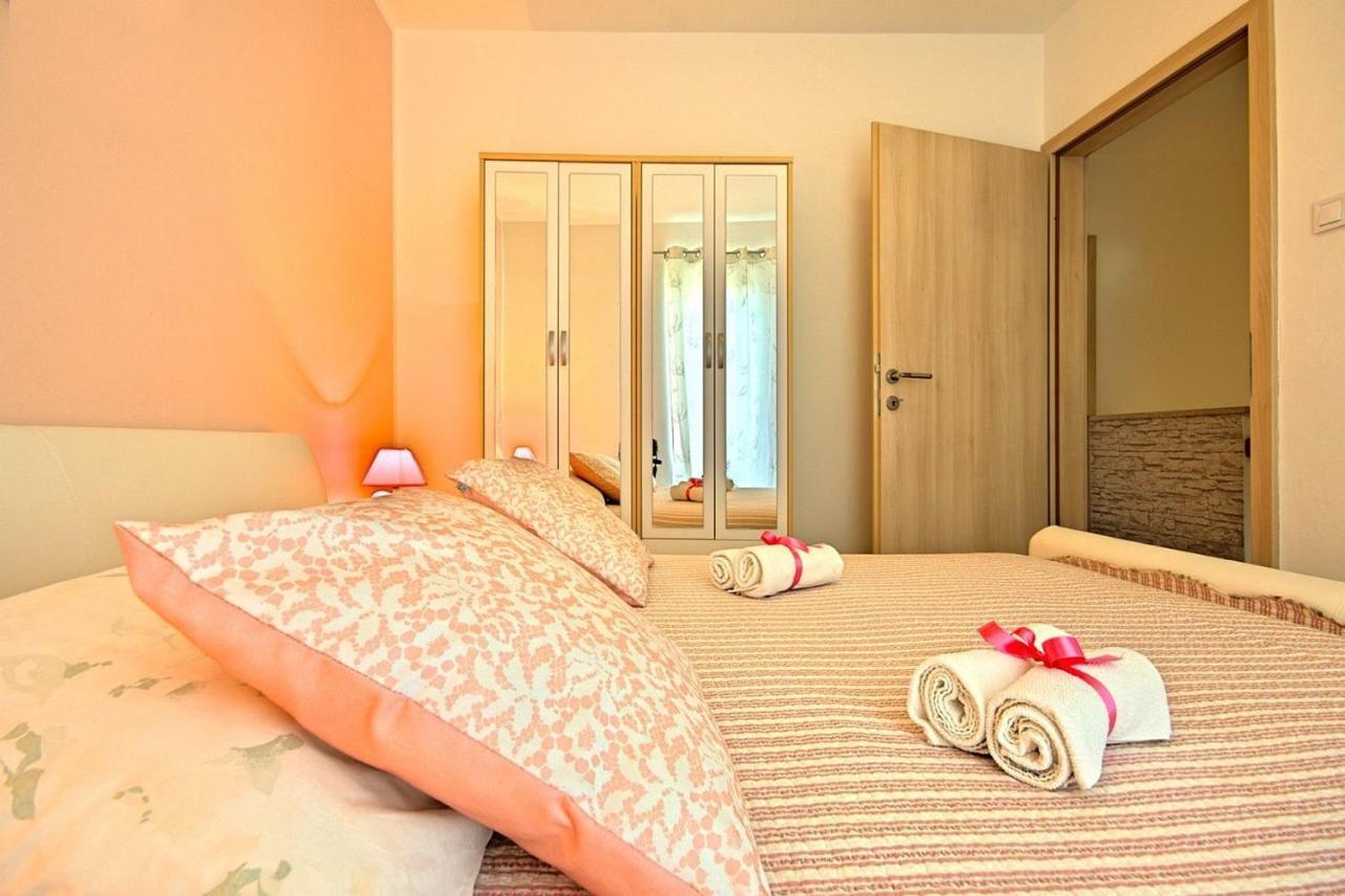 Charming Beachfront Holiday Home In 波雷奇 外观 照片