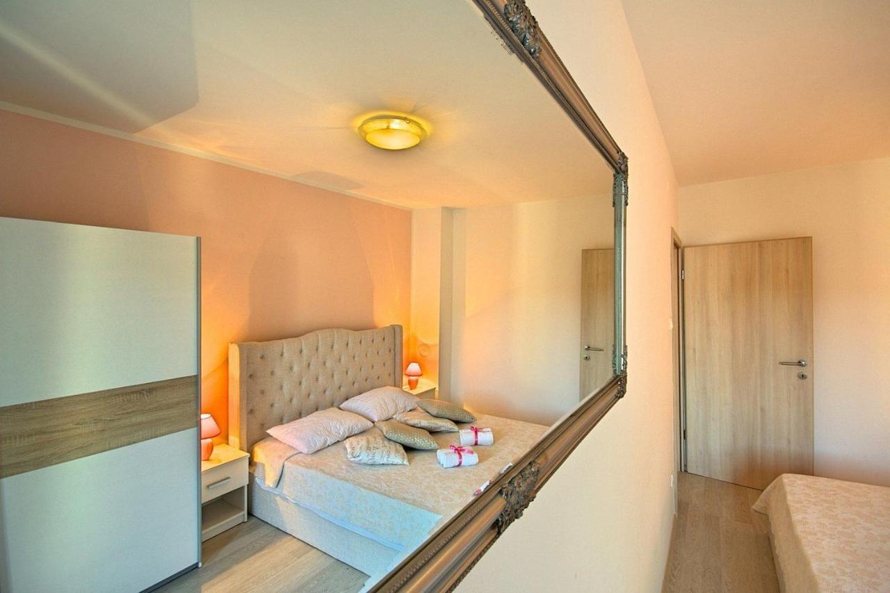 Charming Beachfront Holiday Home In 波雷奇 外观 照片