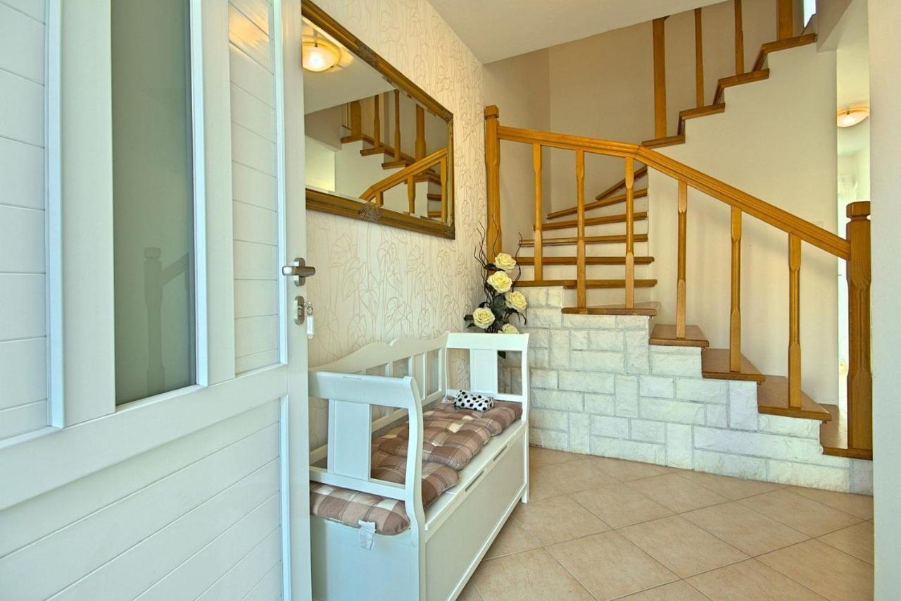 Charming Beachfront Holiday Home In 波雷奇 外观 照片